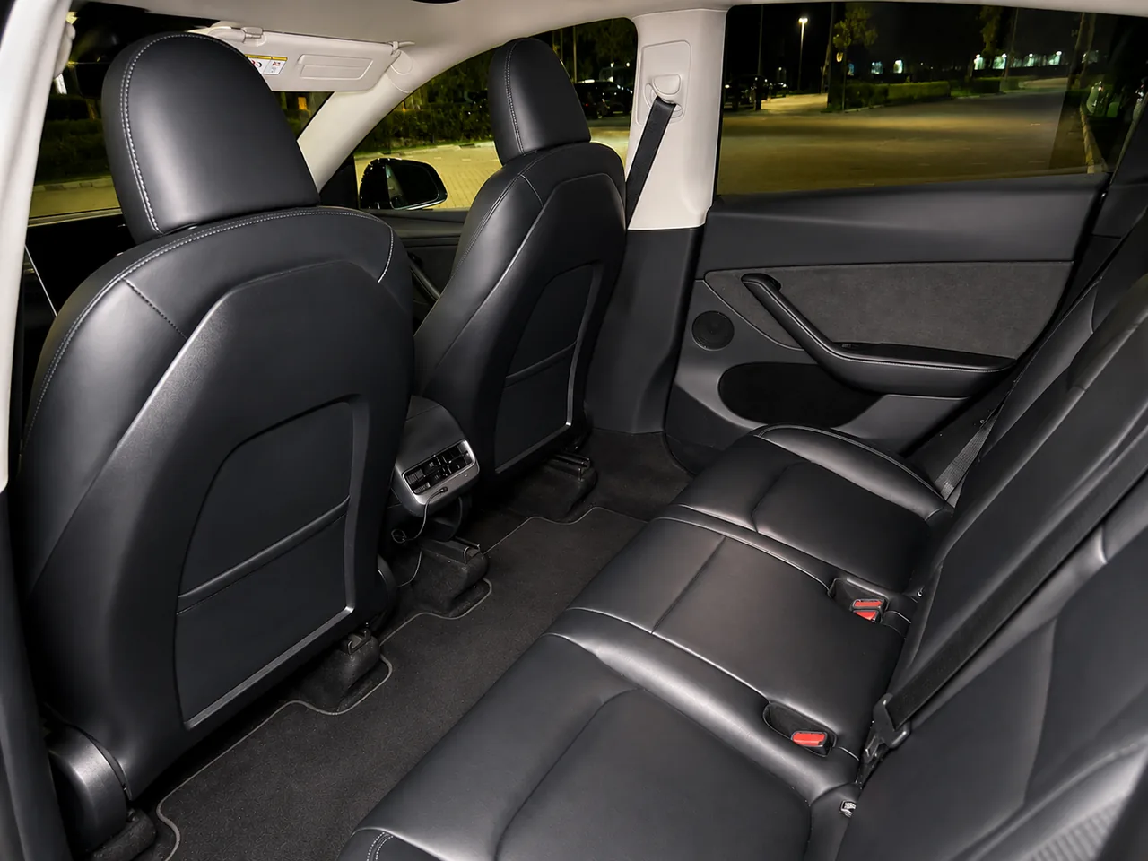 Interieur met leren achterbank van de taxi van SamenMobiel Den Haag